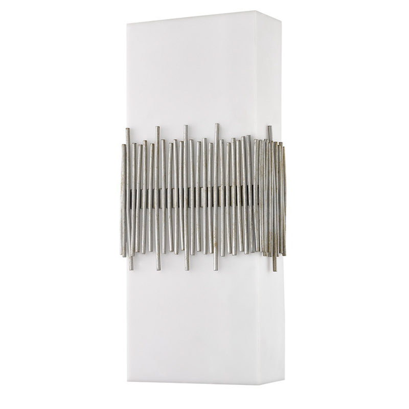 Hospitality Hotel Wall Sconce med antik siliver finish og rektangulær akrylskygge på hotel typisk værelse