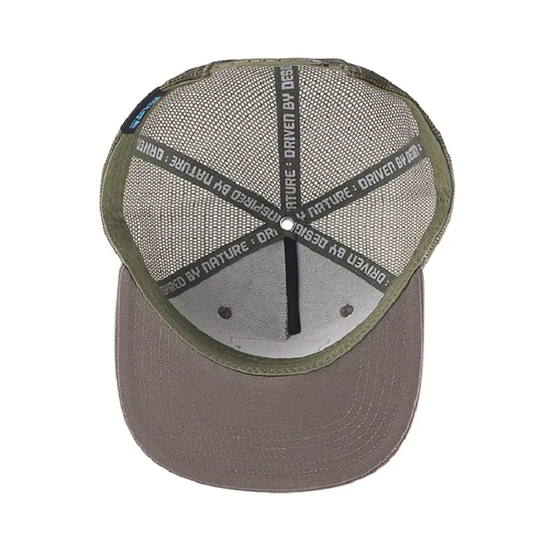 Mode populær flad brim mesh hat grå broderi patch 5 panel plastik snapback trucker cap og hat