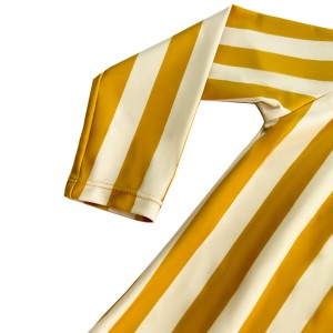 Stribet småbasdragt i ét stykke.