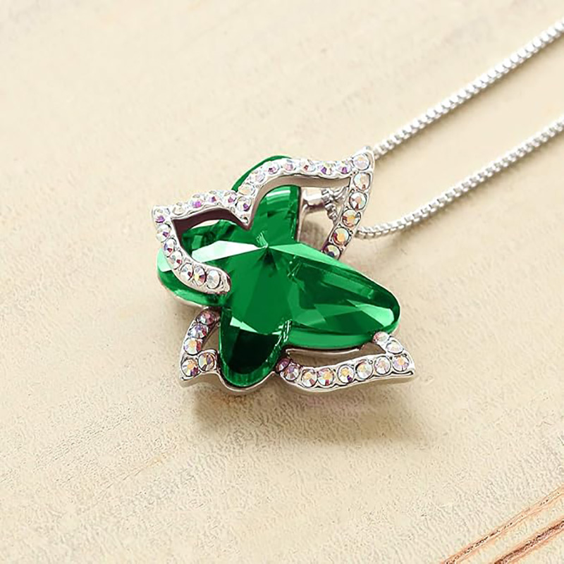 Emerald Radiance Star Pendant Butterfly Birthstone Crystal halskæde - Sølvfarve med 18