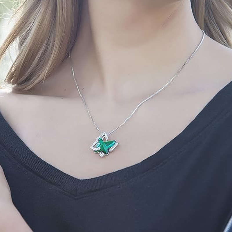 Emerald Radiance Star Pendant Butterfly Birthstone Crystal halskæde - Sølvfarve med 18