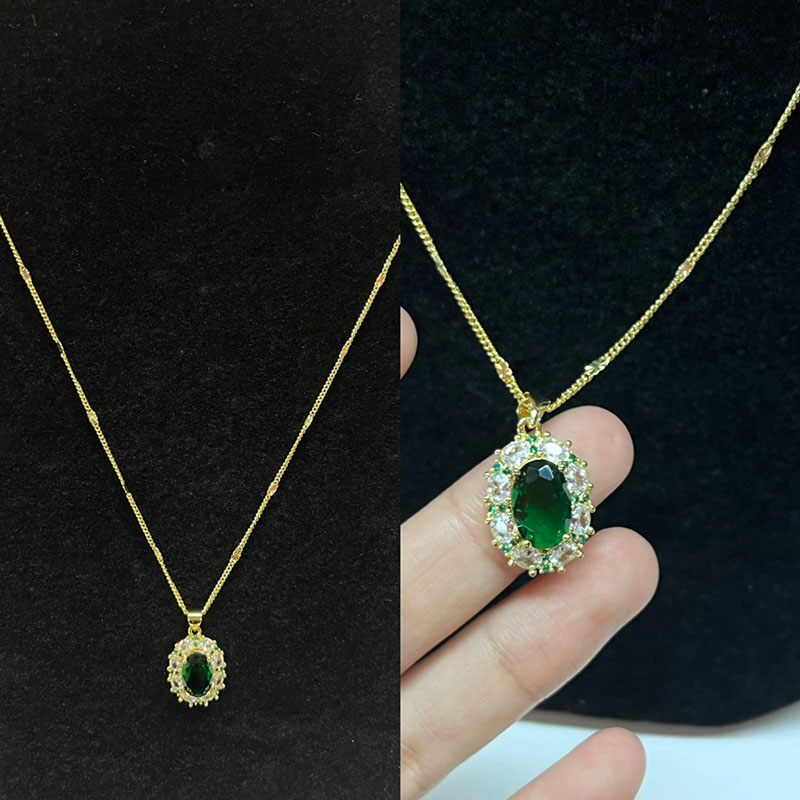 Regal Emerald Elegance Gold-Plettet grøn ædelsten halskæde med mousserende accenter