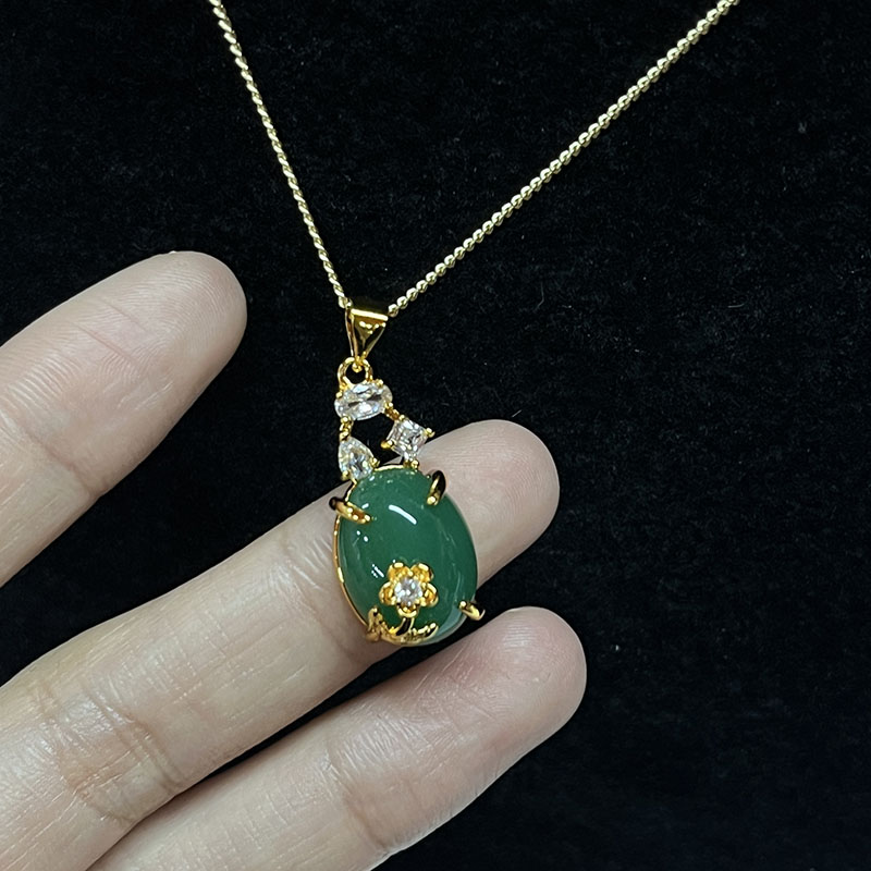 Opulent grøn jade oval pendel halskæde med hvide zirkon accenter, guld-Belagte indstilling, elegante kvinder\'s smykker