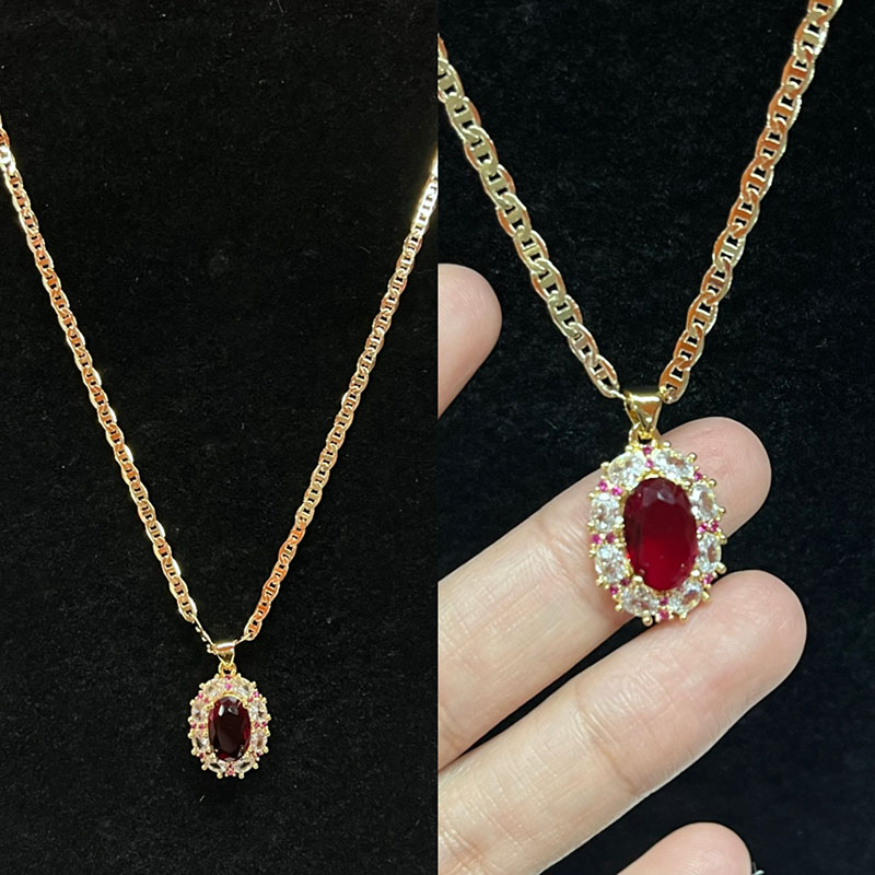 Royal Ruby Halo halskæde med diamant & Pink Sapphire -accenter på en 14 k guldkæde