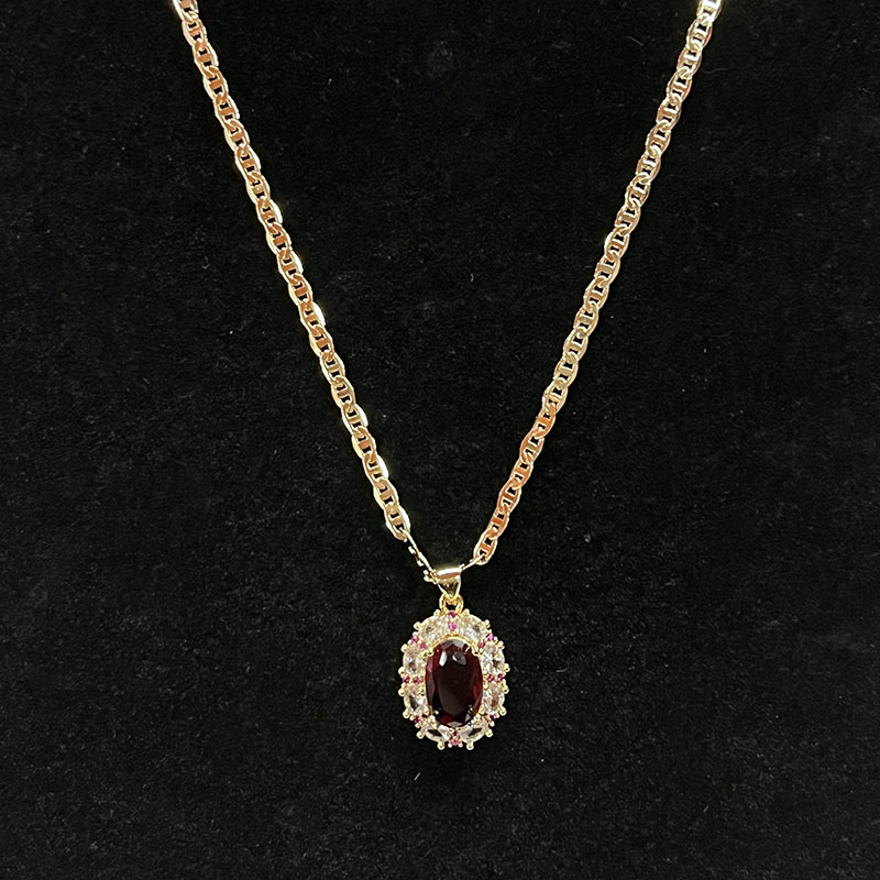 Royal Ruby Halo halskæde med diamant & Pink Sapphire -accenter på en 14 k guldkæde