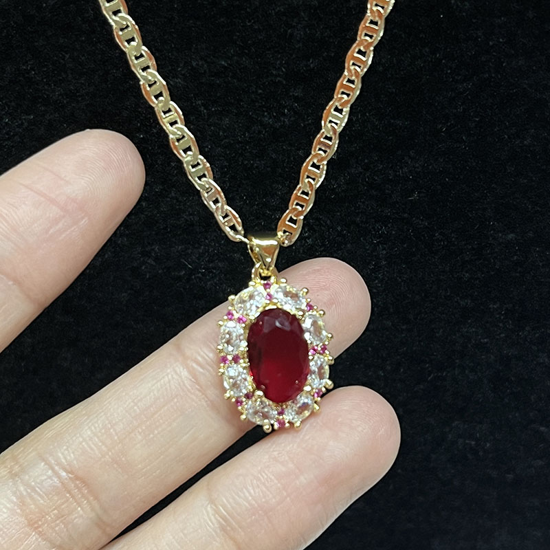 Royal Ruby Halo halskæde med diamant & Pink Sapphire -accenter på en 14 k guldkæde