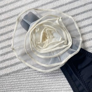 2025 Ny europæisk og amerikansk varm pige bikini med tre - Dimensionelle blomster. Kryds - Border Best - Sælger sexet to - Stykke badedragt med trekantbukser 8863 Pris:$79.99