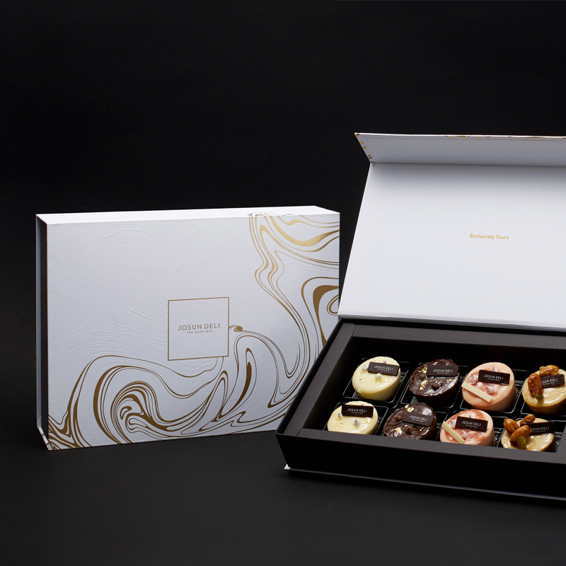 Golden minimalistisk gaveæske